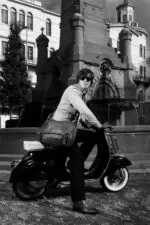 Model met Laptoptas Decoded Messenger Pure 13 inch Blue