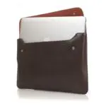 Knomo Envelope Brown MacBook Air 11 inch Open met MacBook