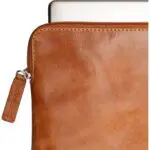 dbramante1928 Leren Laptop Sleeve 15 inch MacBook Pro 2016 / 2017 Skagen Tan Detail